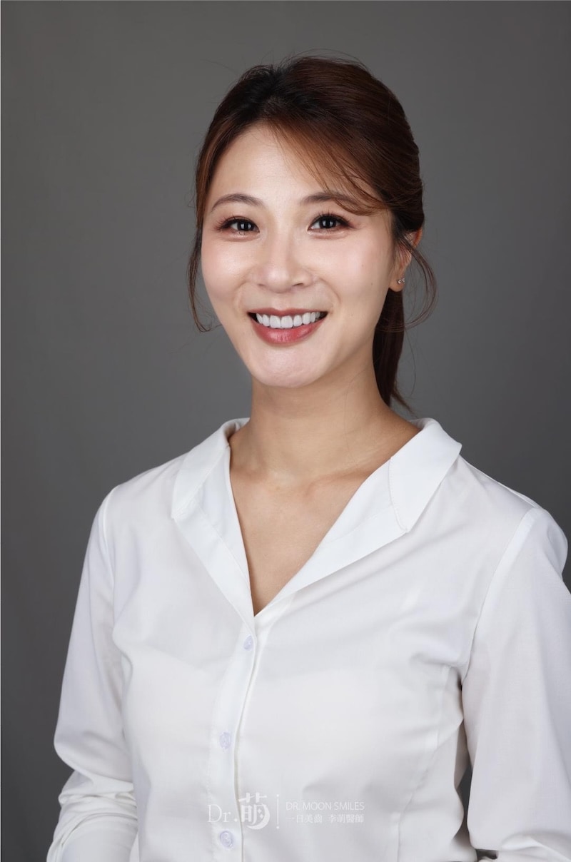 陶瓷貼片完成後笑容，展現自然神情與個人特質